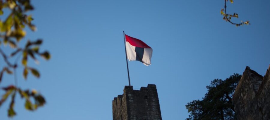 Badener Fahne auf Schloss Stein